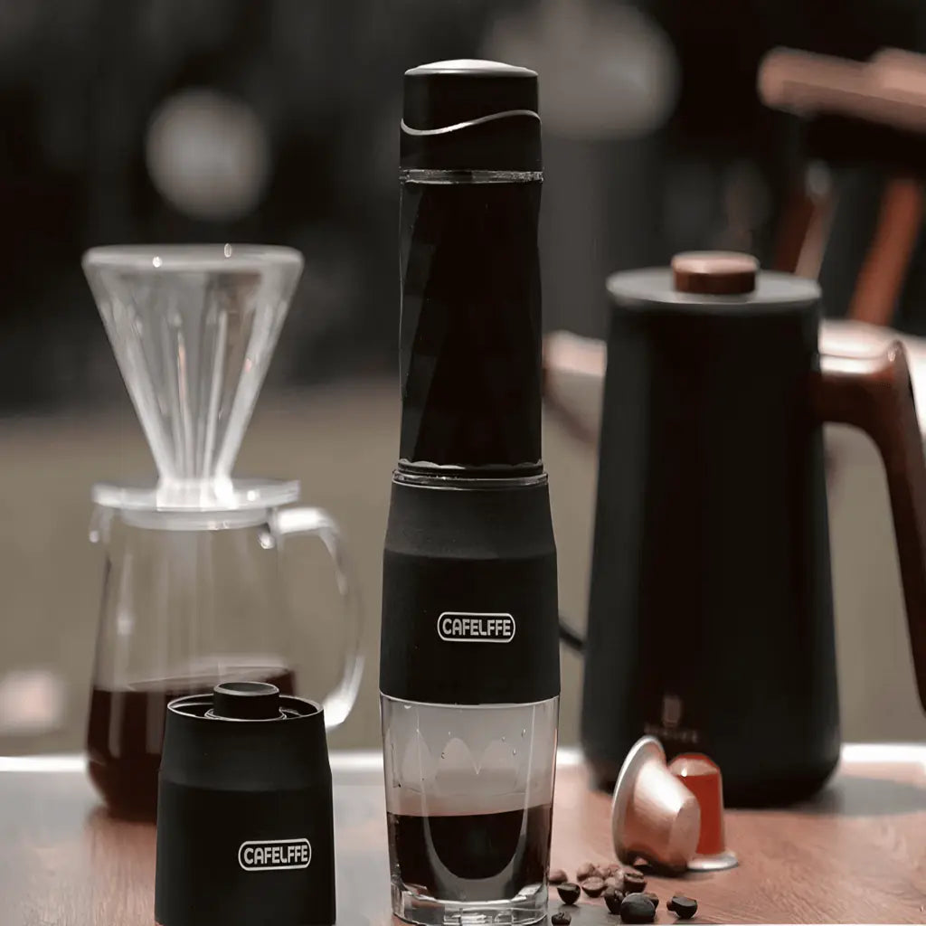 Cafetière Espresso Portable 4-en-1 – Capsules, Café Moulu & Mousseur à Lait – Idéale Voyage & Bureau CuisyShop